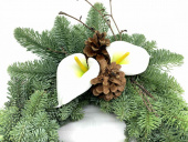 Krans med ädelris kallor och kottar Krans med ädelris kallor och kottar