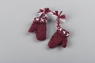 Vantar, stickade. Röda. ca 5 cm