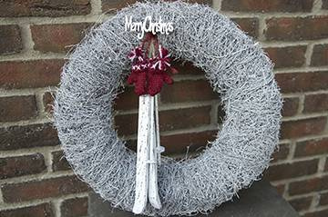 Vantar, stickade. Röda. ca 5 cm