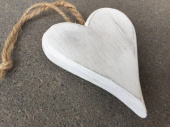 Dekorativt trähjärta med chabby vit färg