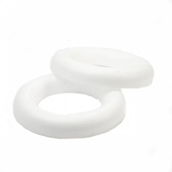 Krans av vit styrolit. 30 cm. 