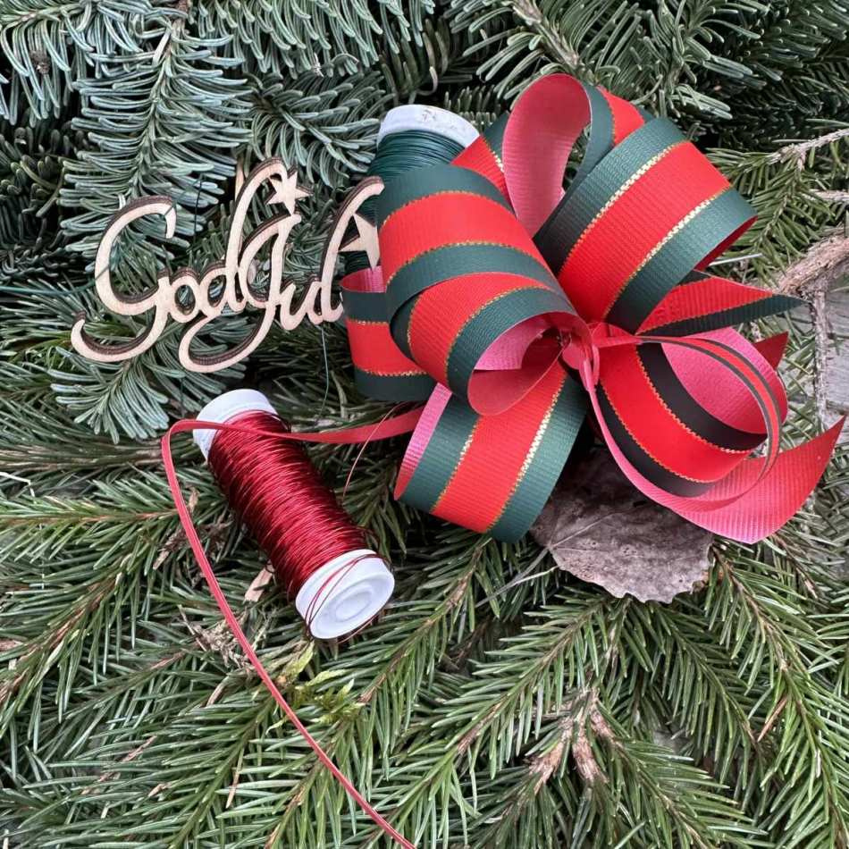 Dragrosett. Röd/grön med guldkant 