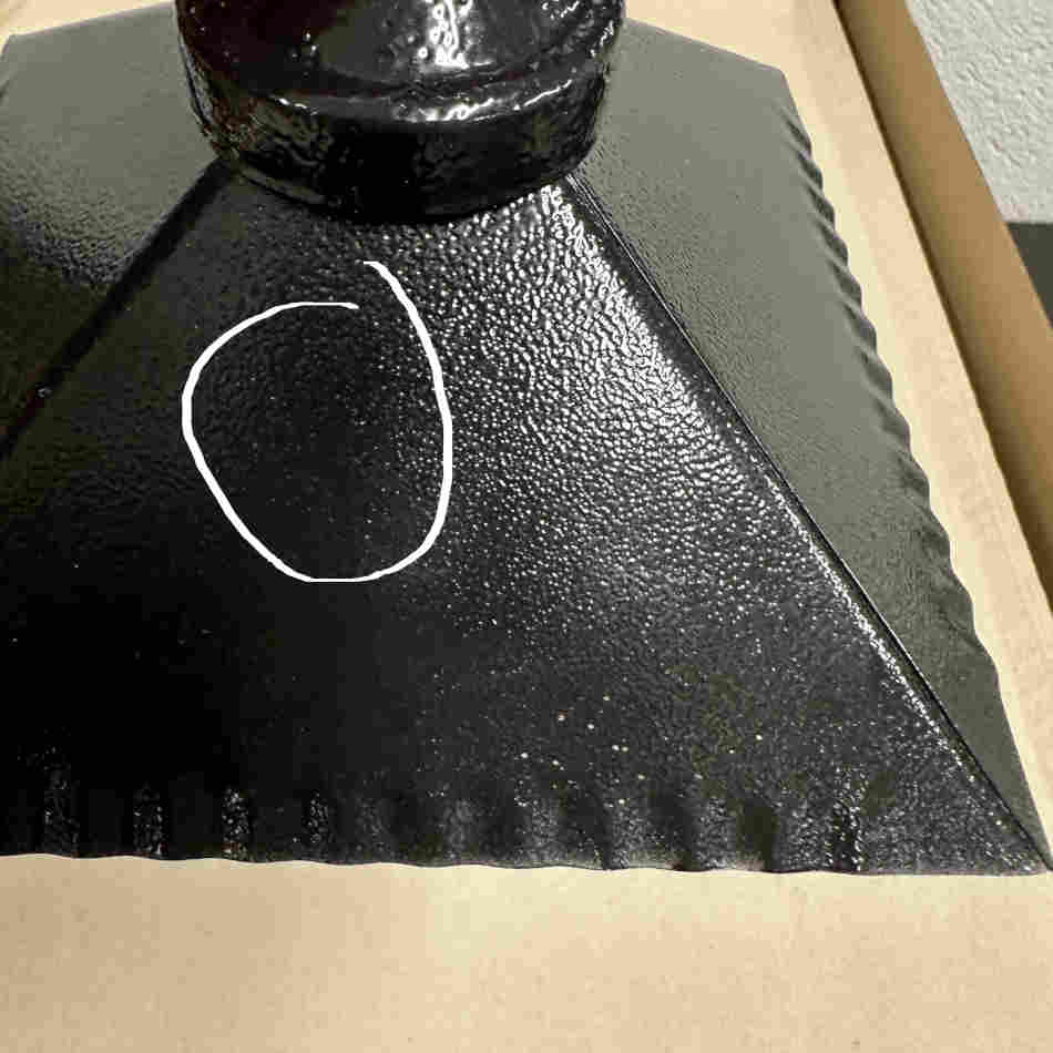 Gravlykta med kors. Svart