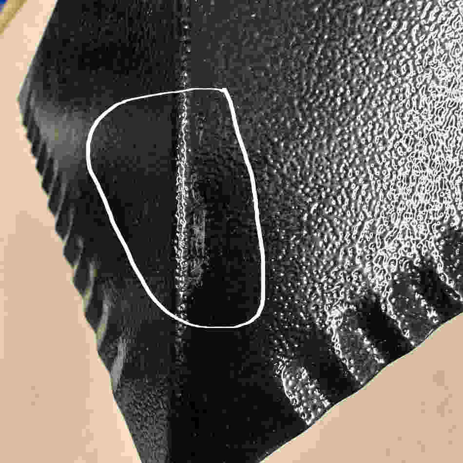 Gravlykta med kors. Svart