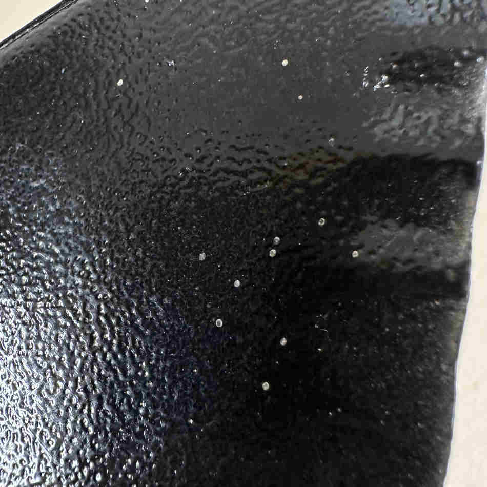 Gravlykta med kors. Svart