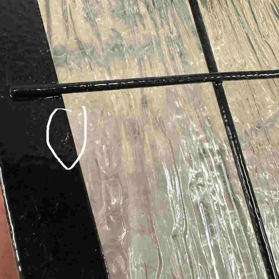 Gravlykta med kors. Svart