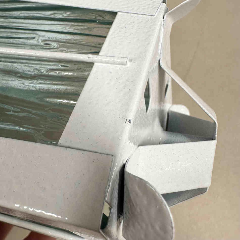 Gravlykta med kula. Vit