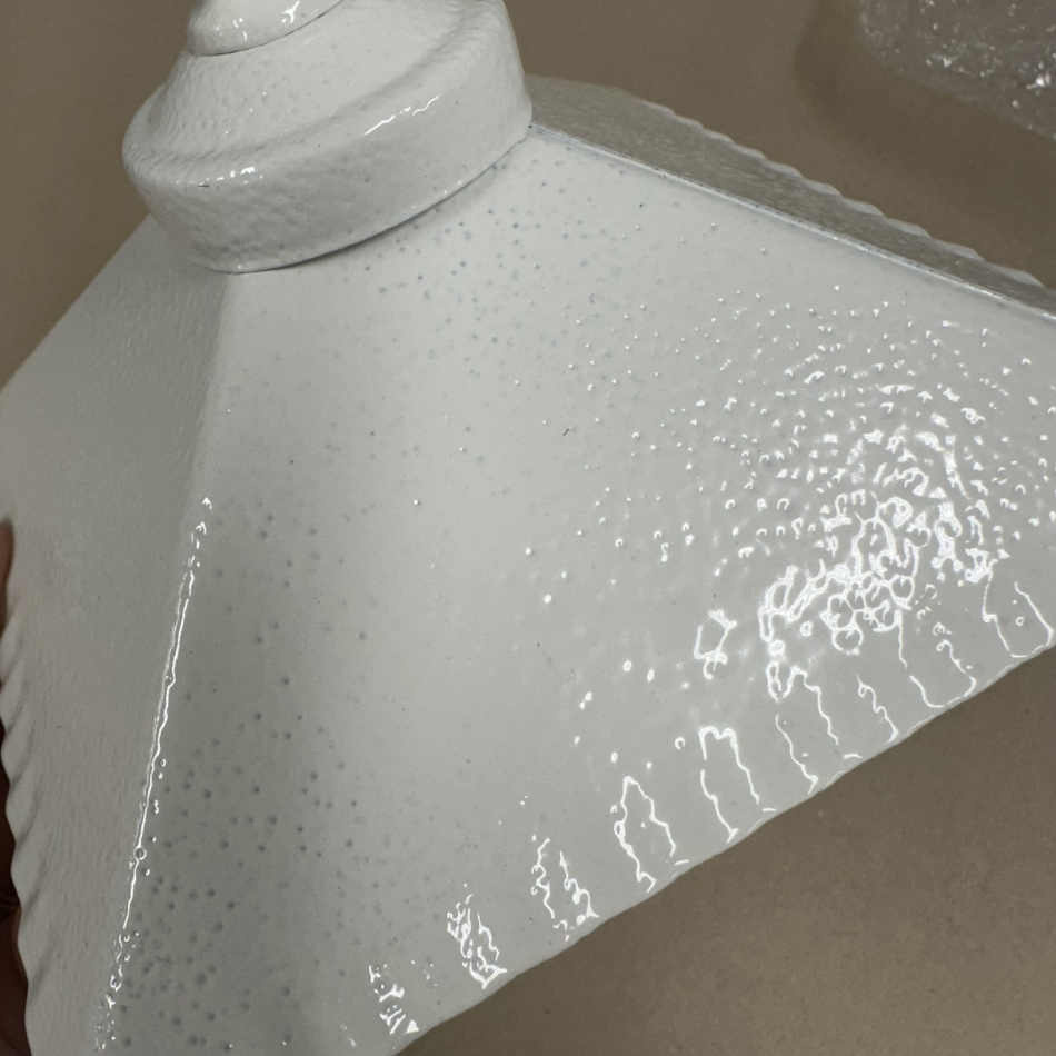 Gravlykta med kula. Vit