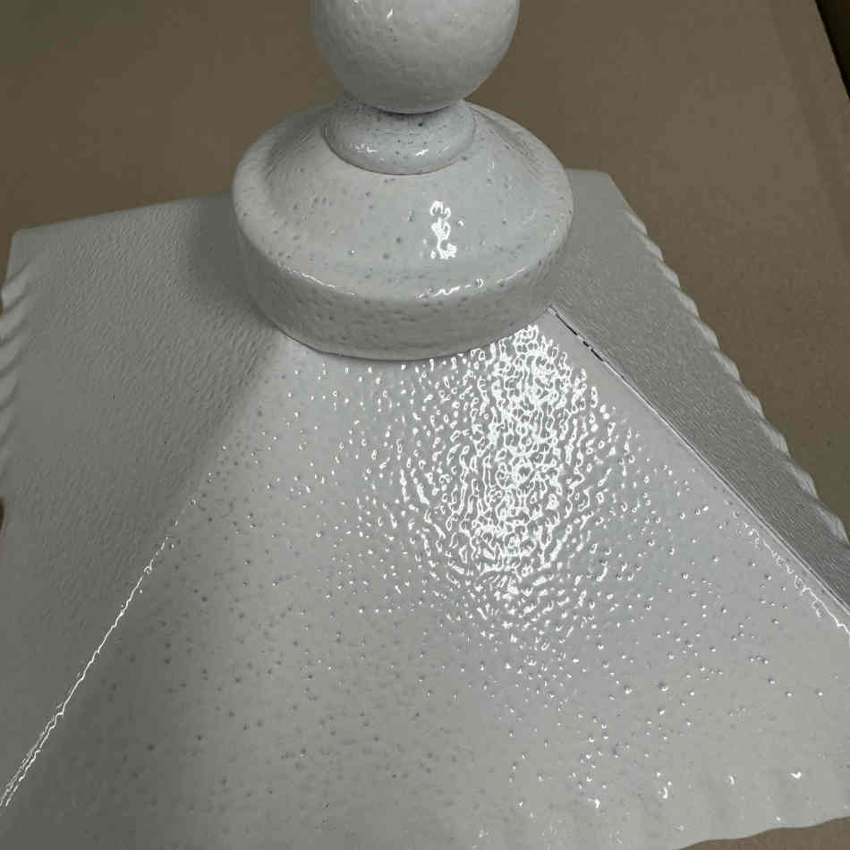 Gravlykta med kula. Vit