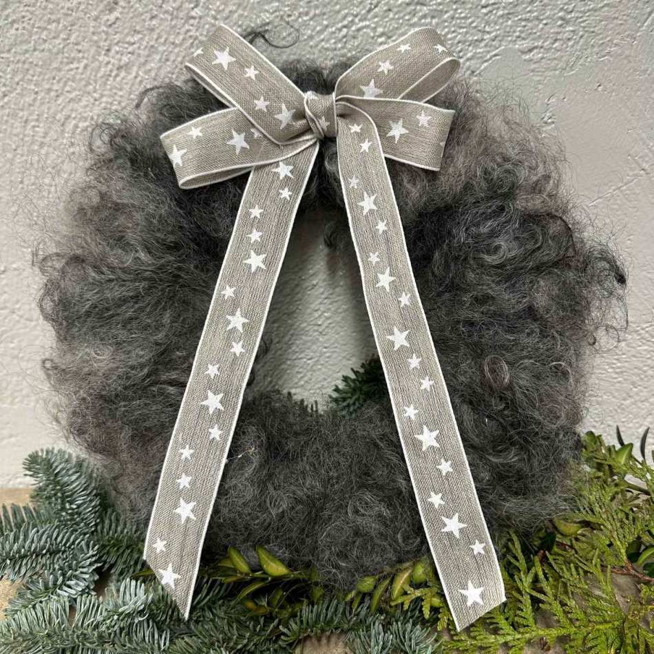 Ullkrans med rosett med vita stjärnor, ca 26 cm