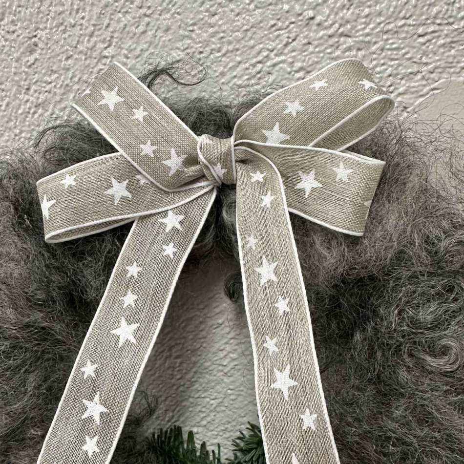 Ullkrans med rosett med vita stjärnor, ca 26 cm