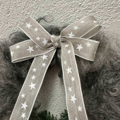 Ullkrans med rosett med vita stjärnor, ca 26 cm Ullkrans med rosett med vita stjärnor, ca 26 cm