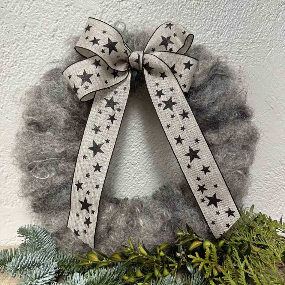 Ullkrans med rosett med svarta stjärnor, ca 31 cm