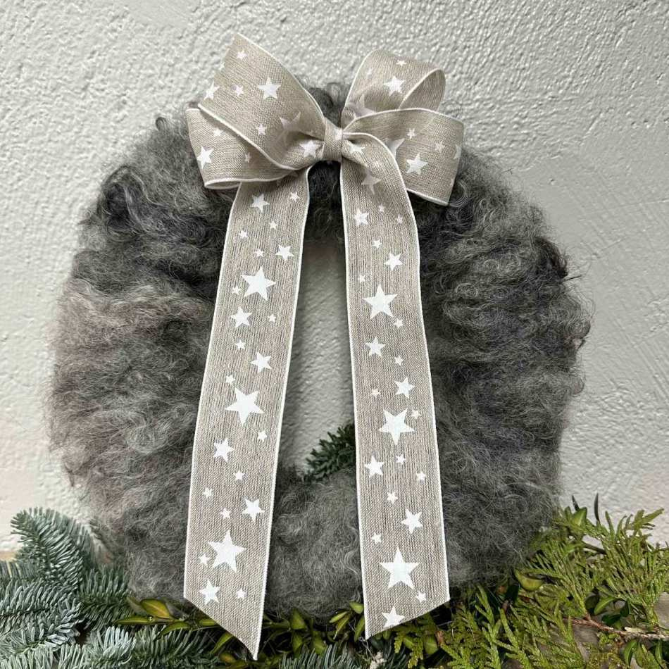 Ullkrans med rosett med vita stjärnor, ca 31 cm