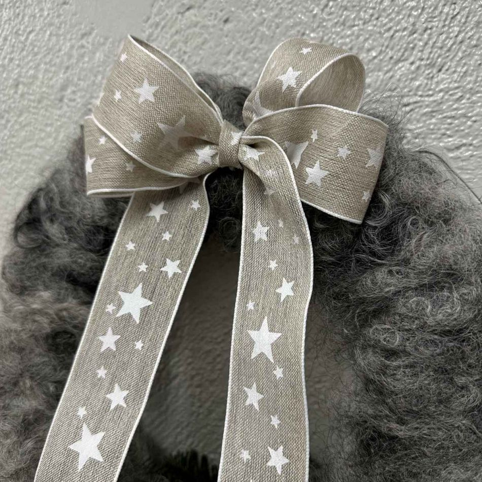 Ullkrans med rosett med vita stjärnor, ca 31 cm