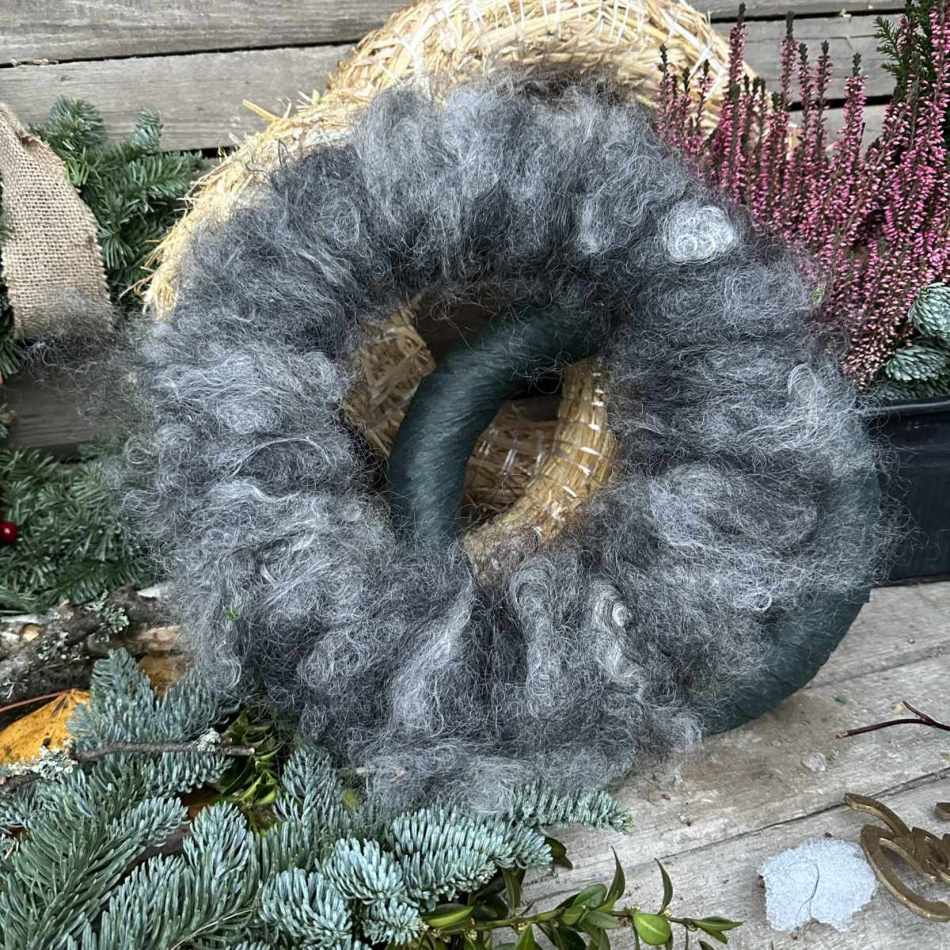 Ullkrans mörkgrå ca 31 cm