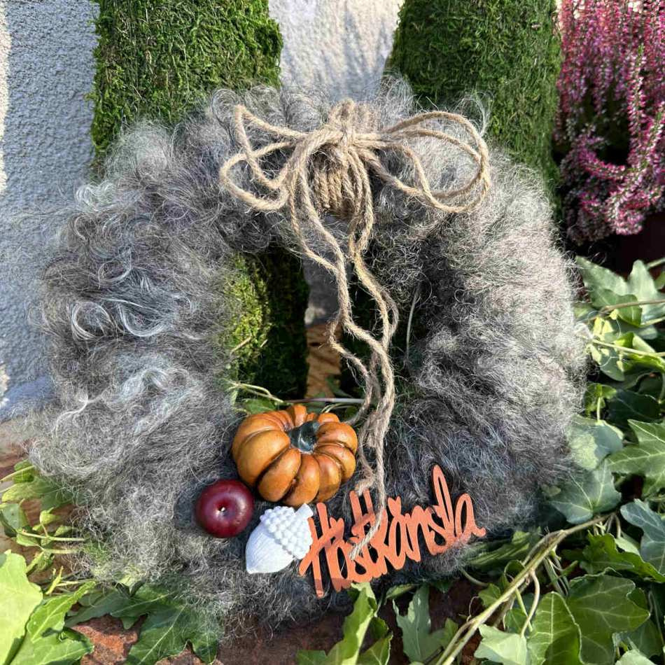 Höstkrans av ull med pumpor, höstkänsla mm. Ca 26 cm