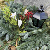 Ädelrisbukett med blommor och gravvas Ädelrisbukett med blommor och gravvas