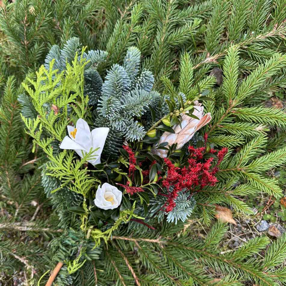 Ädelrisbuket med mixat ris och dekorerad med blommor