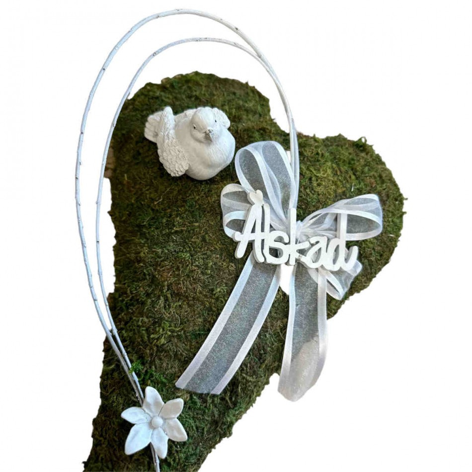 Mosshjärta med fågel, blommor, rosett och älskad