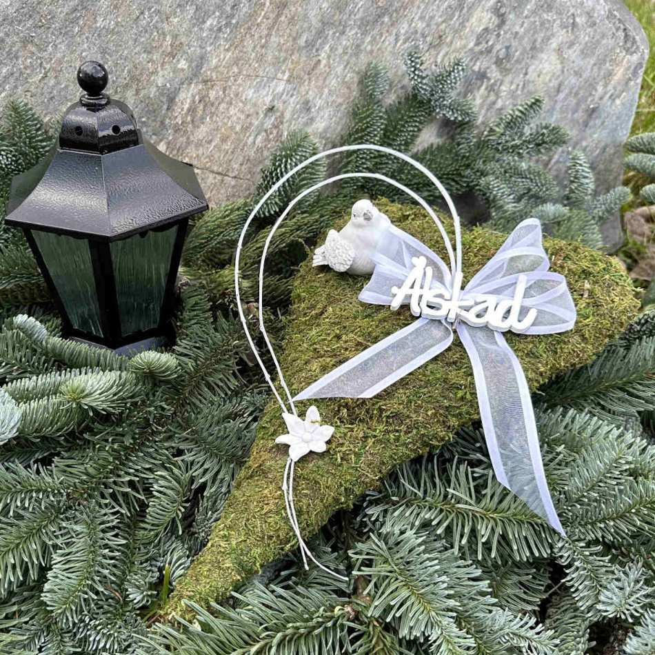 Mosshjärta med fågel, blommor, rosett och älskad