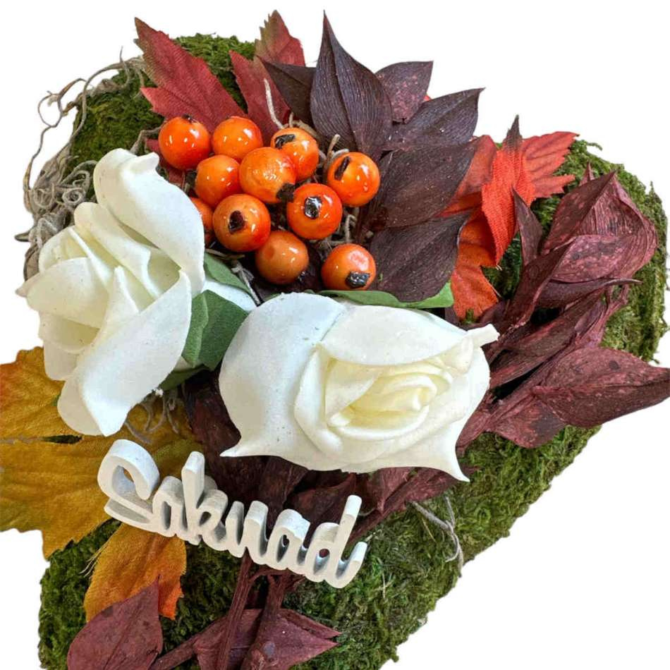 Mosshjärta med rosor och löv