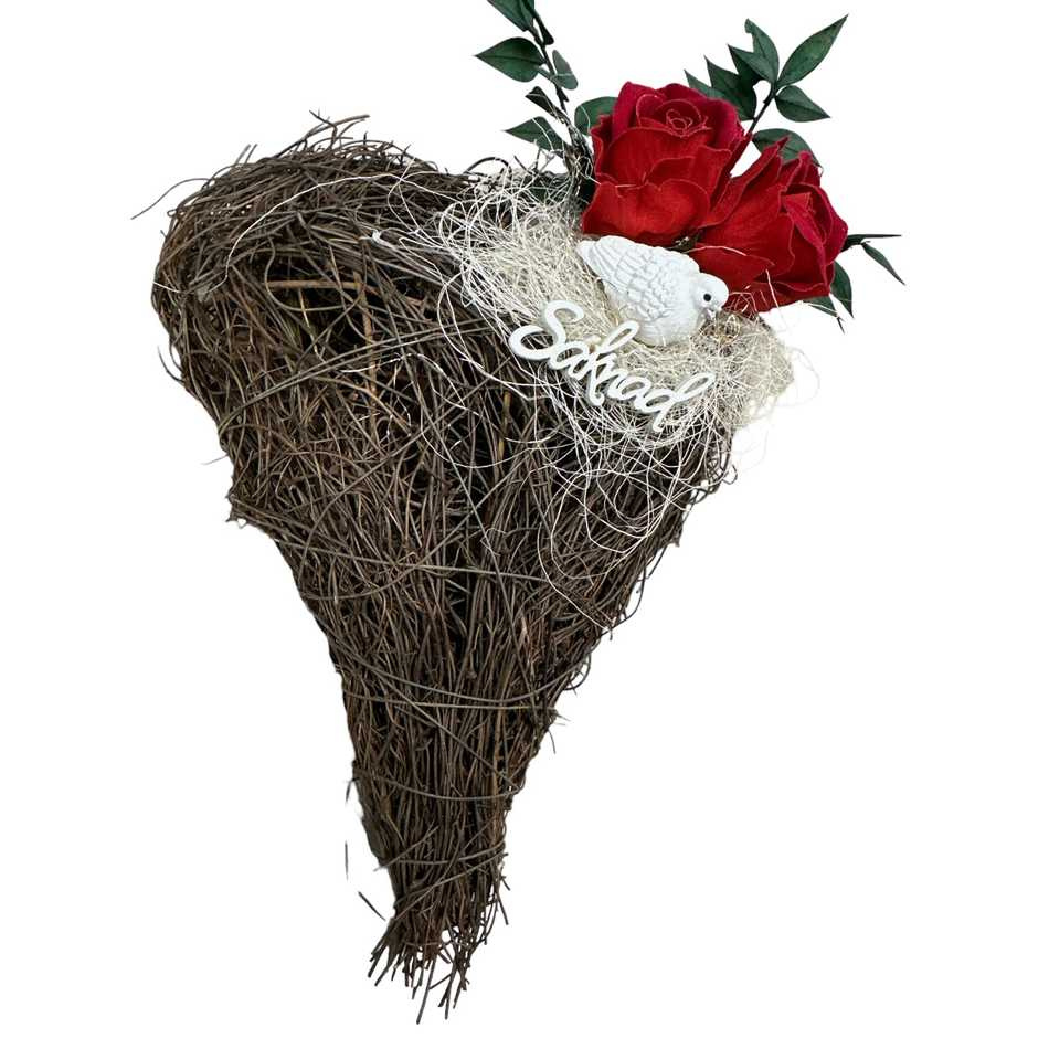 Gravdekoration med två röda rosor, duva och skylt saknad