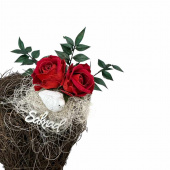 Gravdekoration med två röda rosor, duva och skylt saknad Gravdekoration med två röda rosor, duva och skylt saknad