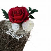 Gravdekoration med två rosor i vitt och rött, duva och skylt Gravdekoration med två rosor i vitt och rött, duva och skylt