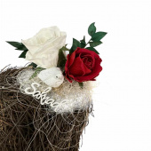 Gravdekoration med två rosor i vitt och rött, duva och skylt Gravdekoration med två rosor i vitt och rött, duva och skylt