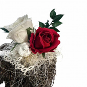 Gravdekoration med två rosor i vitt och rött, duva och skylt Gravdekoration med två rosor i vitt och rött, duva och skylt
