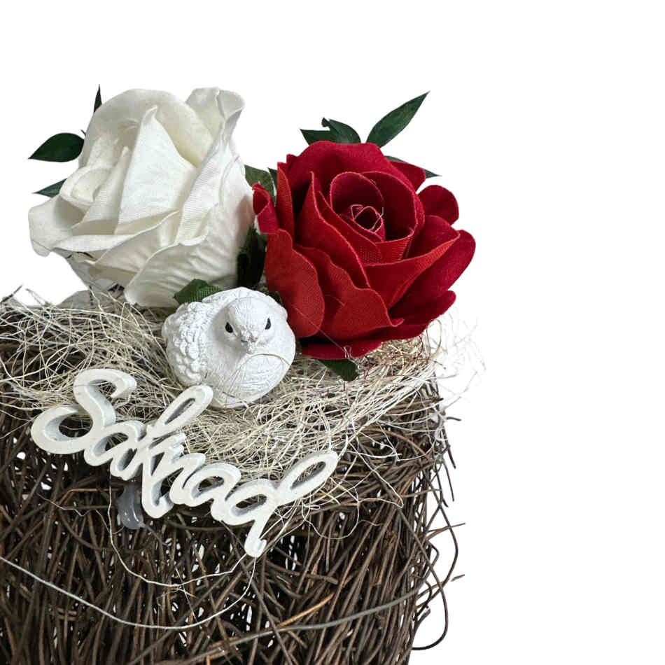 Gravdekoration med vit och röd ros, duva och skylt