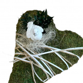 Mosshjärta med duva och lindade band och snöre Mosshjärta med duva och lindade band och snöre