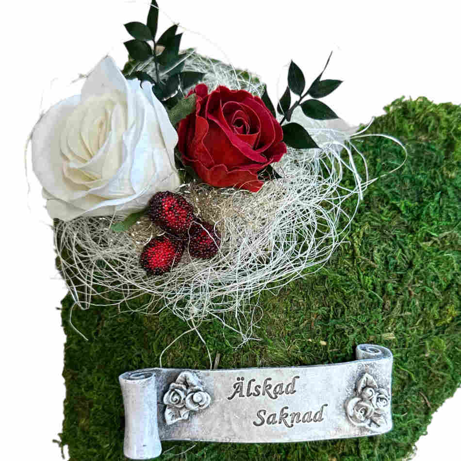 Mosshjärta med rosor och skylt Älskad Saknad