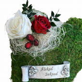Mosshjärta med rosor och skylt Älskad Saknad Mosshjärta med rosor och skylt Älskad Saknad