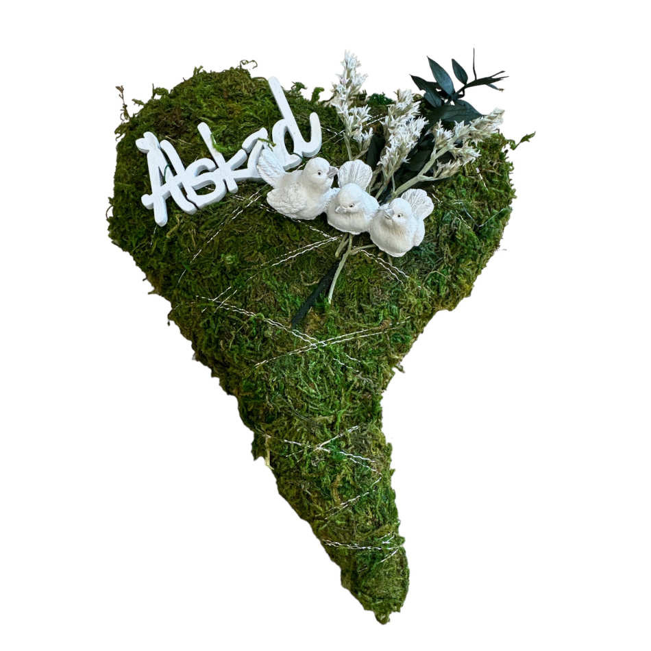 Mosshjärta med fåglar och texten Älskad