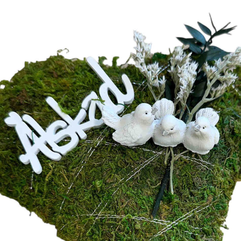 Mosshjärta med fåglar och texten Älskad