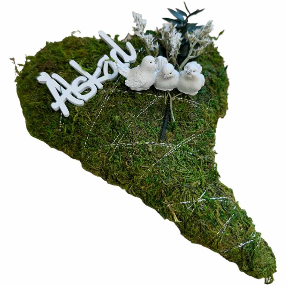 Mosshjärta med fåglar och texten Älskad