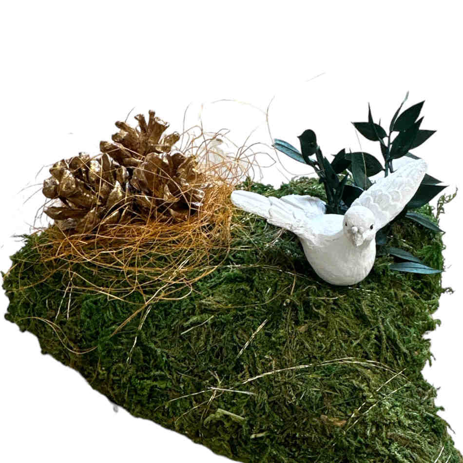 Mosshjärta med duva och guldfärgade kottar