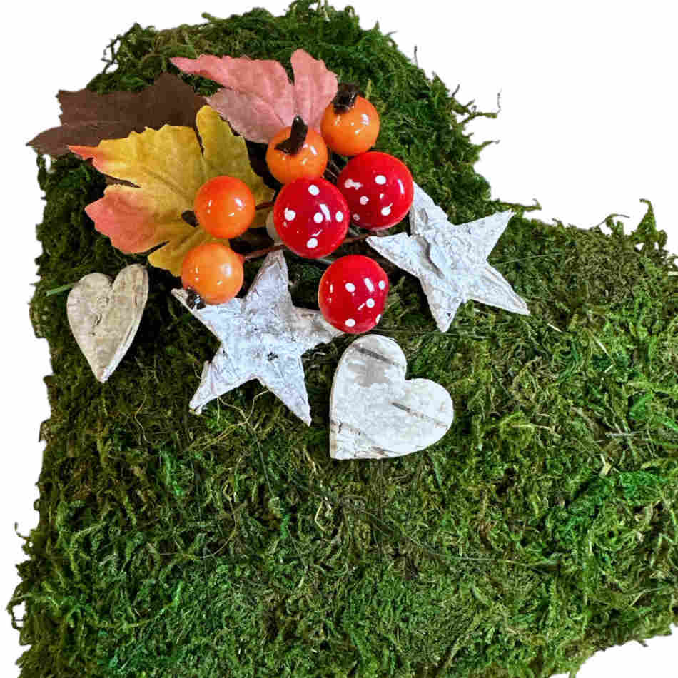 Mosshjärta med löv, bär och näver