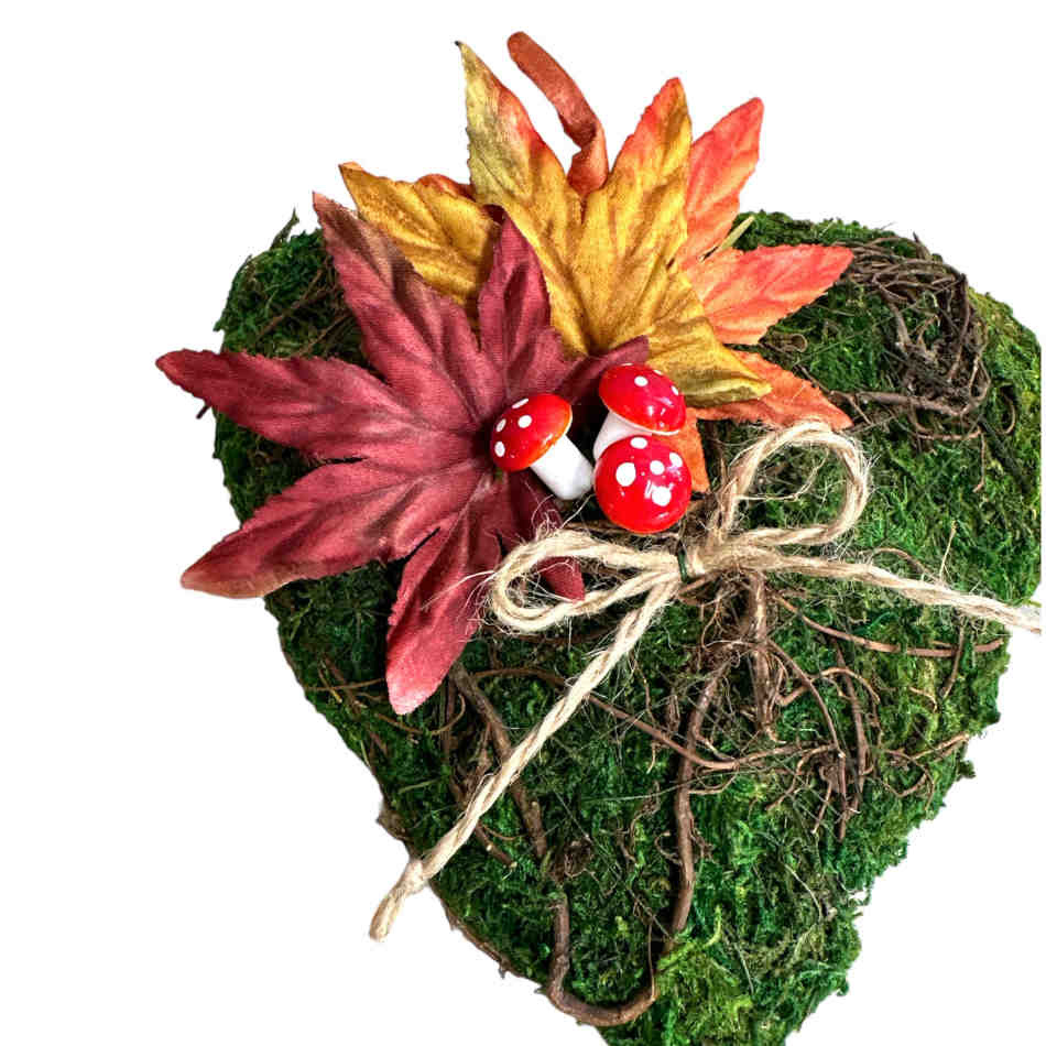 Hjärta dekorerad med löv och svampar