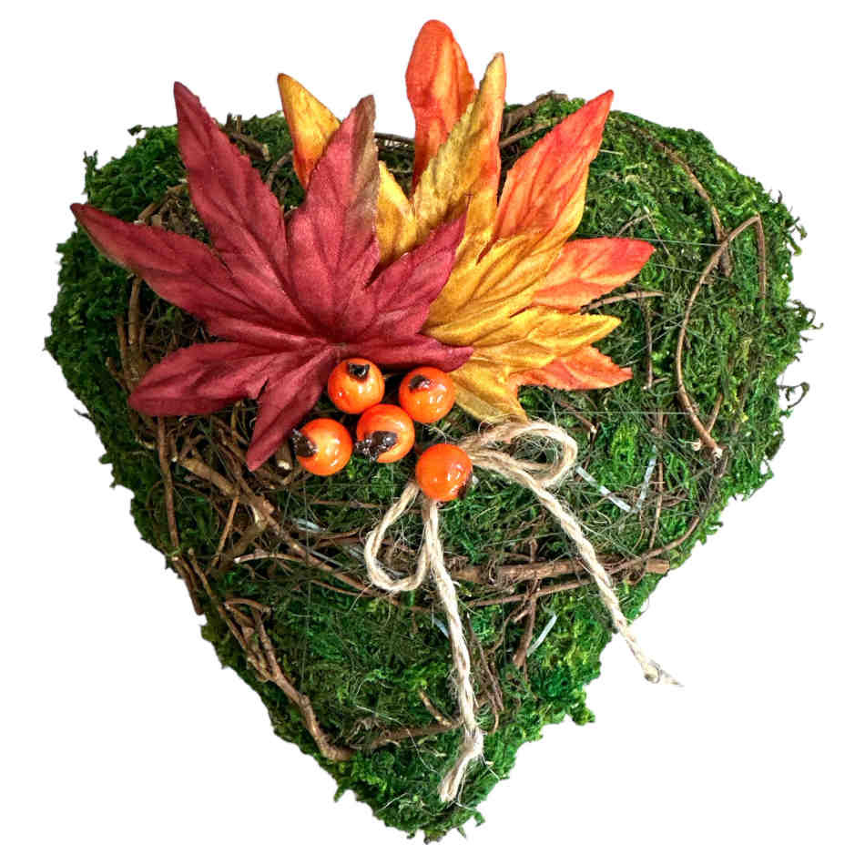Hjärta dekorerad med löv och orange bär