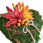 Hjärta dekorerad med löv och orange bär Hjärta dekorerad med löv och orange bär