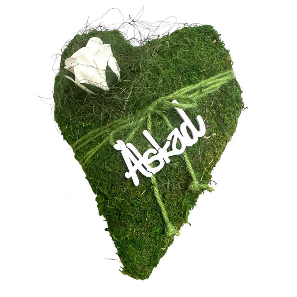 Mosshjärta med vit ros och texten Älskad