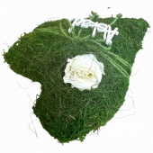 Mosshjärta med vit ros och texten Älskad Mosshjärta med vit ros och texten Älskad