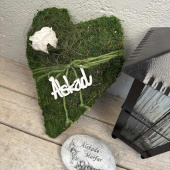 Mosshjärta med vit ros och texten Älskad Mosshjärta med vit ros och texten Älskad