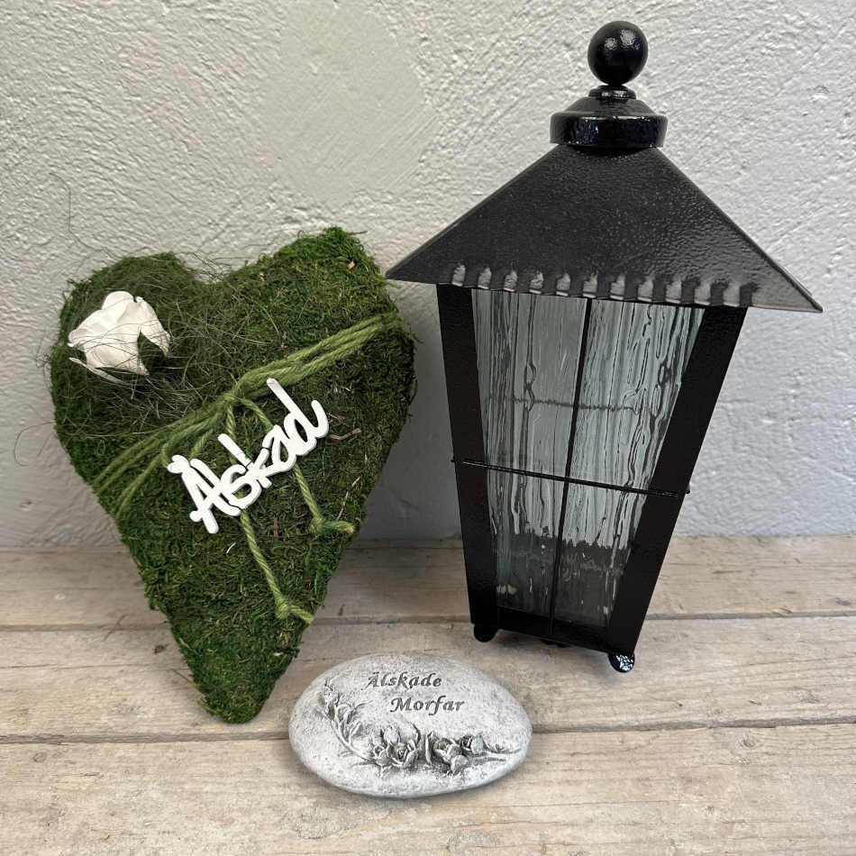 Mosshjärta med vit ros och texten Älskad