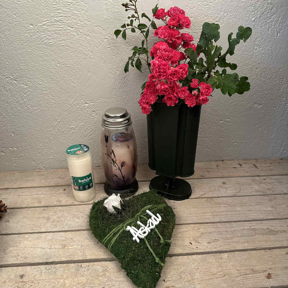 Mosshjärta med vit ros och texten Älskad