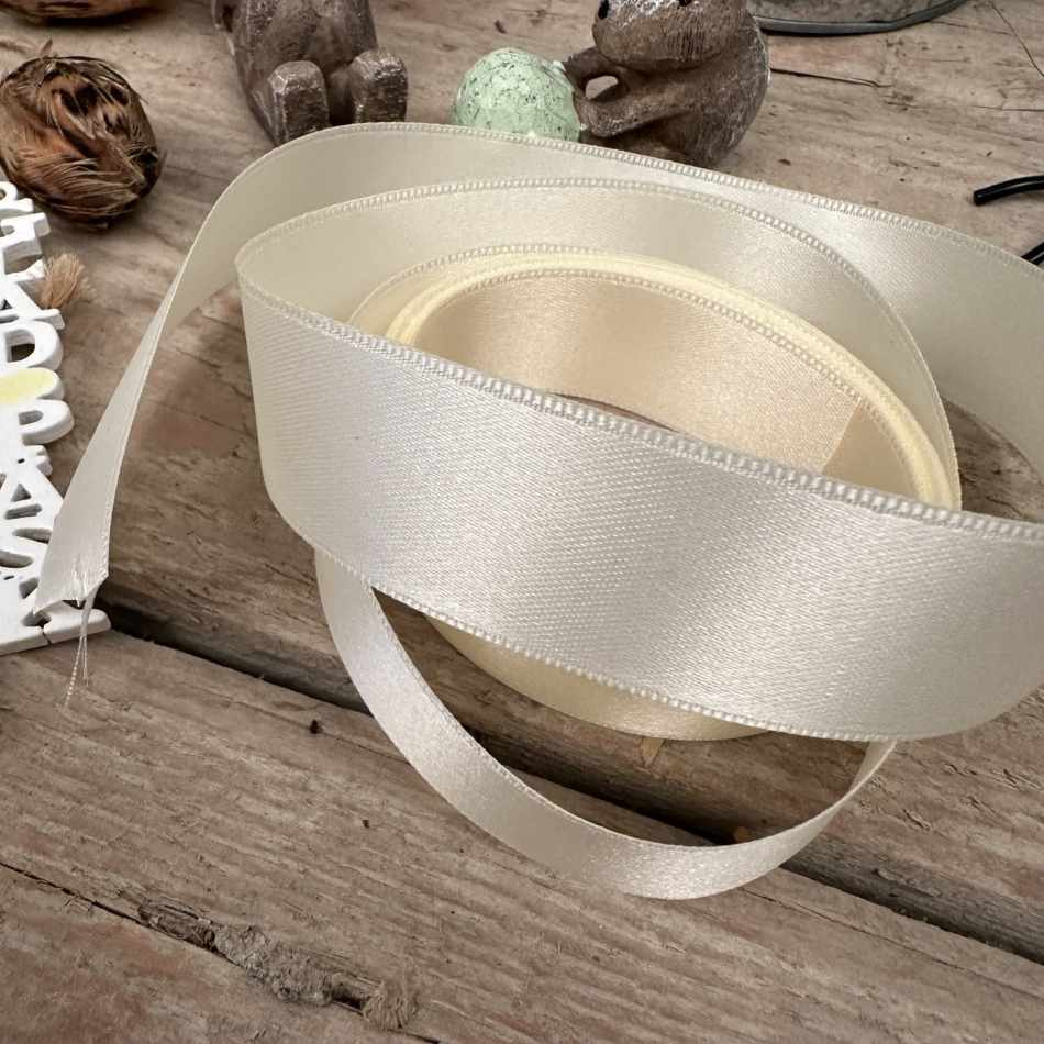 Cremefärgat satinband, 25 mm ( 3meter)