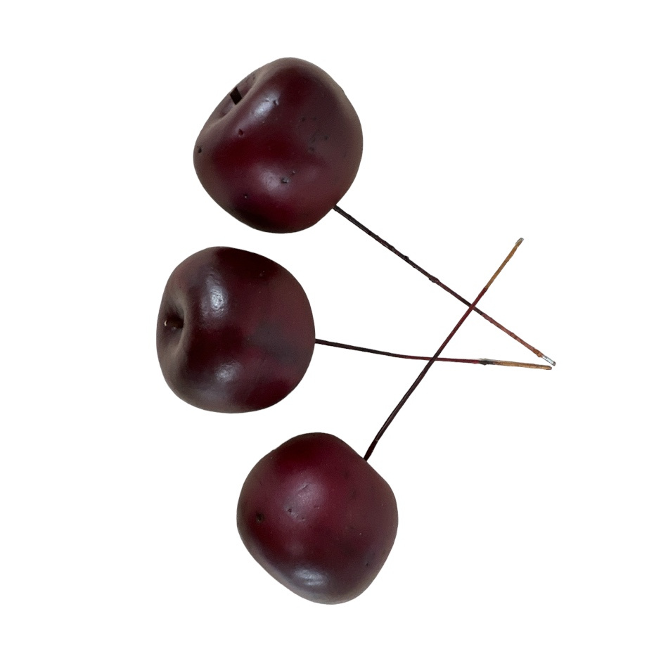 Äpplen , mörkröda,  3st. ca 4,5cm